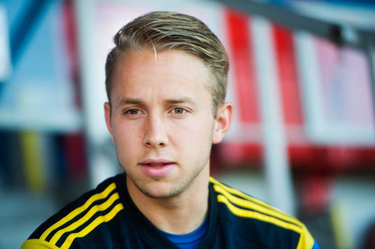 Sveriges målvakt Patrik Carlgren  pratar med media