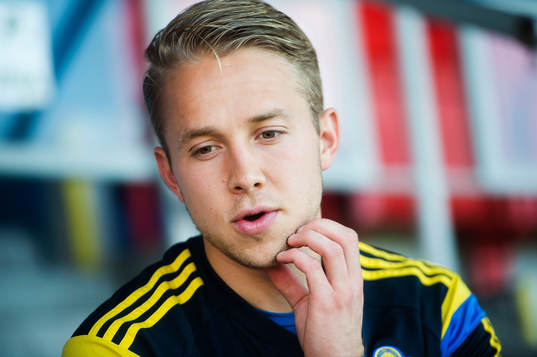 Sveriges målvakt Patrik Carlgren  pratar med media