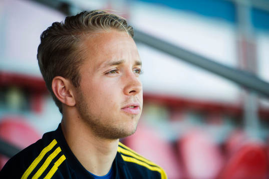 Sveriges målvakt Patrik Carlgren  pratar med media