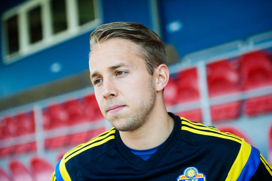 Sveriges målvakt Patrik Carlgren  pratar med media