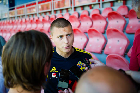 Sveriges Victor Nilsson Lindelöf pratar med media