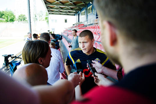 Sveriges Victor Nilsson Lindelöf pratar med media
