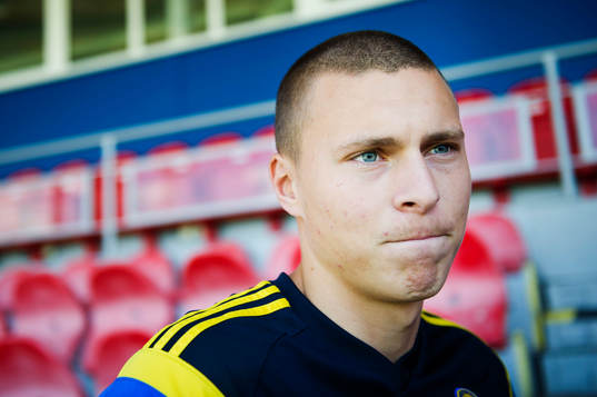 Sveriges Victor Nilsson Lindelöf pratar med media