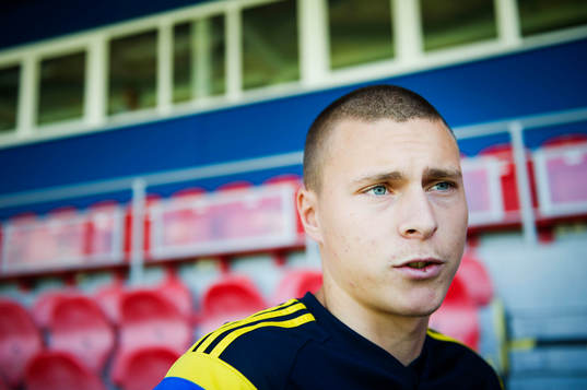 Sveriges Victor Nilsson Lindelöf pratar med media