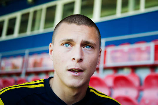 Sveriges Victor Nilsson Lindelöf pratar med media