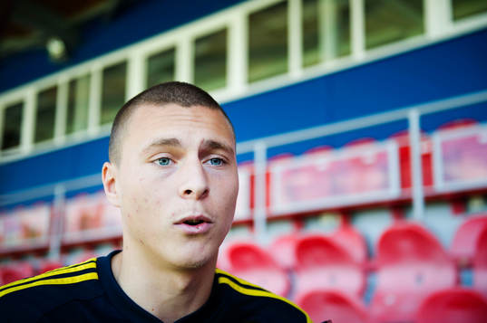 Sveriges Victor Nilsson Lindelöf pratar med media