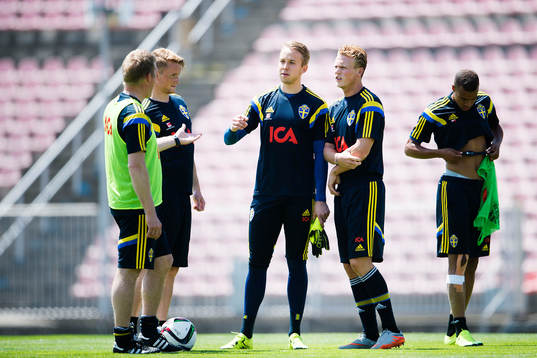 Sveriges Sam Larsson, målvakt Patrik Carlgren Oscar