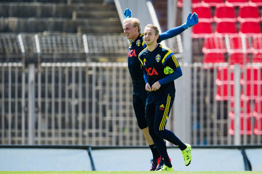 Sveriges målvakt Patrik Carlgren och Jacob Rinne