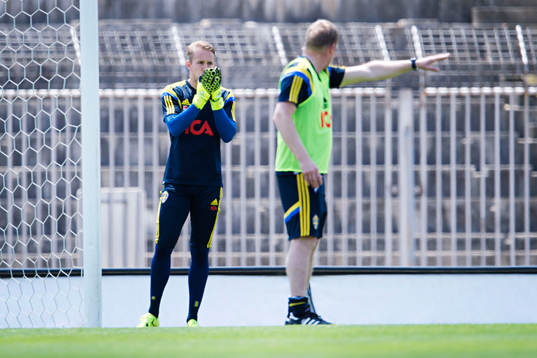 Sveriges målvaktstränare Leif Troedsson instruerar