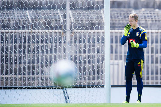 Sveriges målvaktstränare Leif Troedsson instruerar
