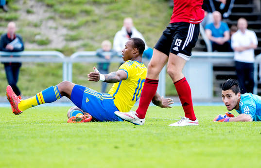 Sveriges Carlos Strandberg jublar och Albaniens målvakt