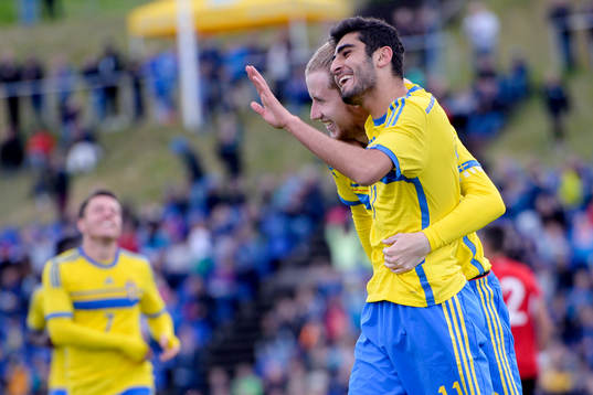 Sveriges Samuel Gustafson och Ferhad Ayaz jublar