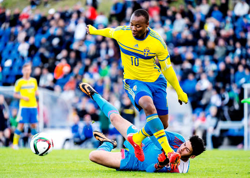Sveriges Carlos Strandberg och Albaniens målvakt Alen