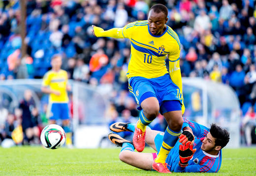 Sveriges Carlos Strandberg och Albaniens målvakt Alen