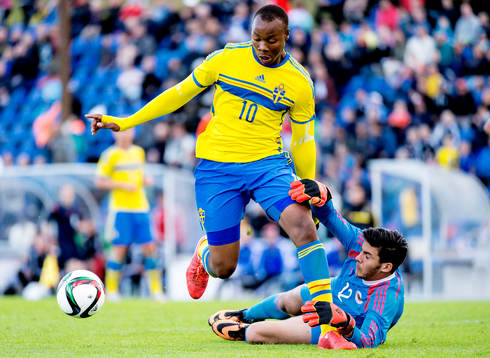 Sveriges Carlos Strandberg och Albaniens målvakt Alen