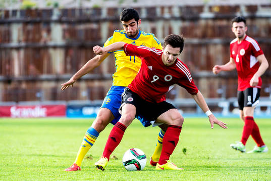 Sveriges Ferhad Ayaz och Albaniens Liridon Latifi i en