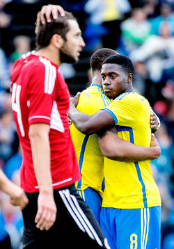 Sveriges Carlos Strandberg och Isak Ssewankambo jublar