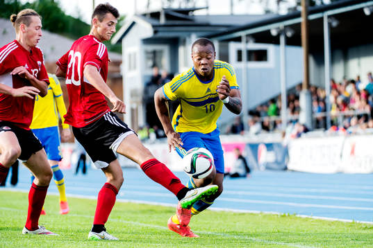 Sveriges Carlos Strandberg, Albaniens Mergim Vojvoda och