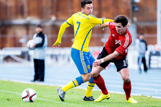 Sveriges Kerim Mrabti och Albaniens Liridon Latifi i en