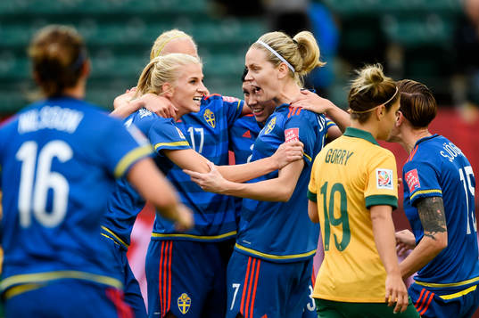 Sveriges Sofia Jakobsson har gjort 1-1 och jublar med Lisa