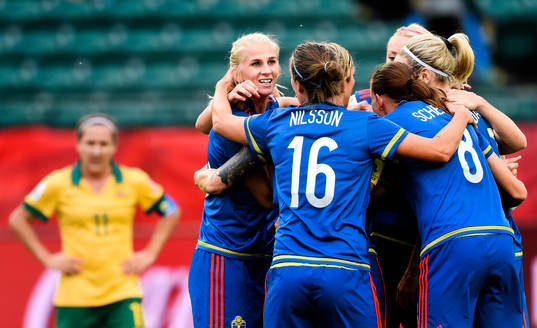 Sveriges Sofia Jakobsson har gjort 1-1 och jublar med