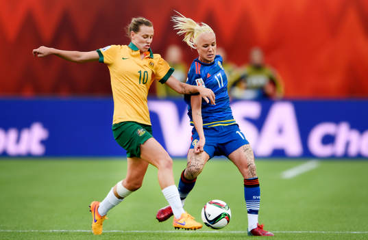 Australiens Emily van Egmond och Sveriges Caroline Seger