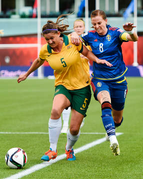 Australiens Laura Alleway och Sveriges Lotta Schelin