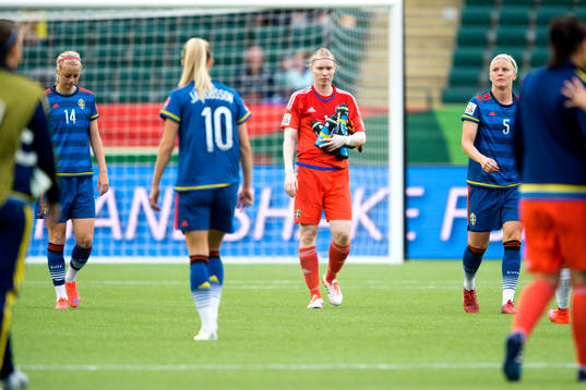 Sveriges Amanda Ilestedt, målvakt Hedvig Lindahl och Nilla
