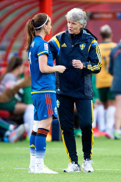 Sveriges Kosovare Asllani får instruktioner av