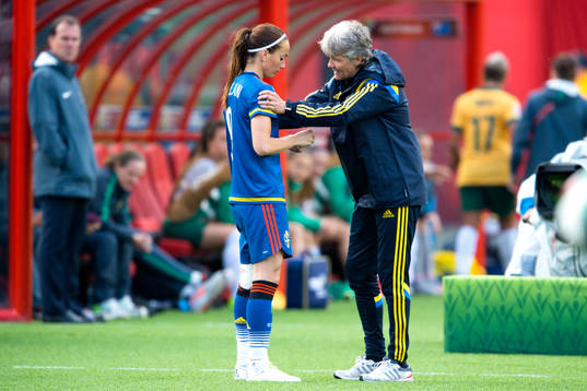 Sveriges Kosovare Asllani får instruktioner av
