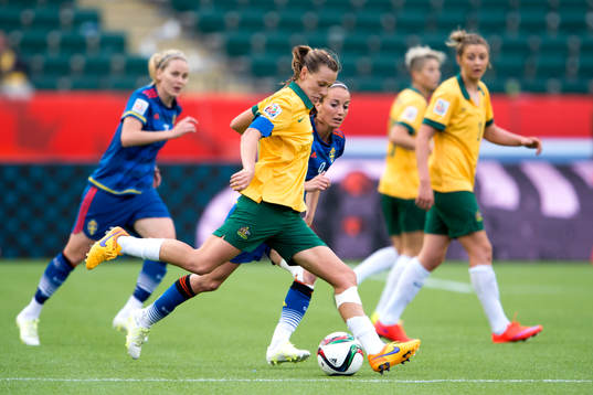 Australiens Emily van Egmond och Sveriges Kosovare Asllani
