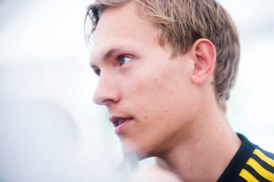 Sveriges Ludwig Augustinsson pratar med media