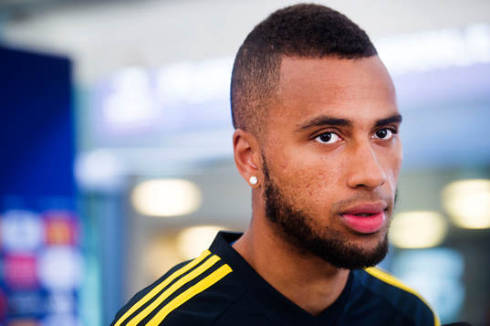 Sveriges Isaac Kiese Thelin pratar med media