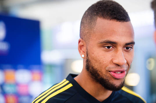 Sveriges Isaac Kiese Thelin pratar med media