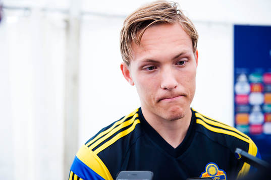 Sveriges Ludwig Augustinsson pratar med media