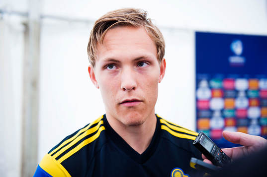 Sveriges Ludwig Augustinsson pratar med media