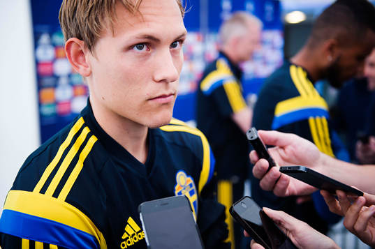 Sveriges Ludwig Augustinsson pratar med media
