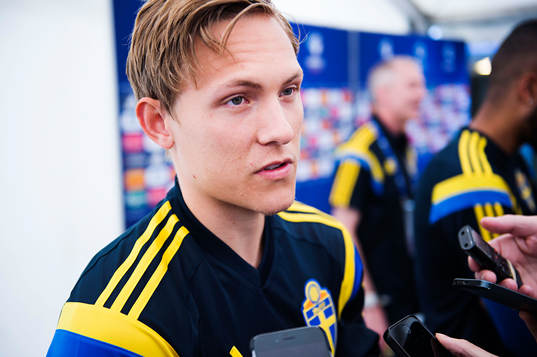 Sveriges Ludwig Augustinsson pratar med media