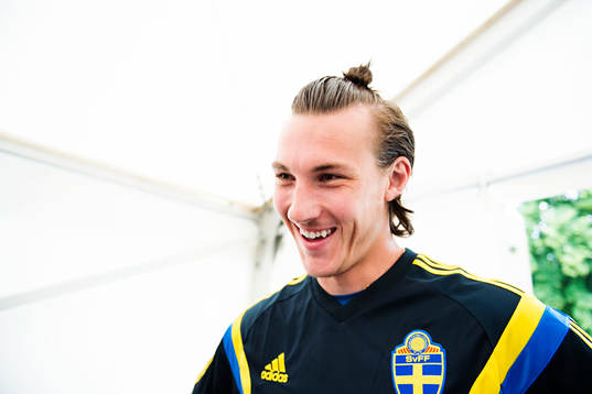 Sveriges målvakt Andreas Linde pratar med media