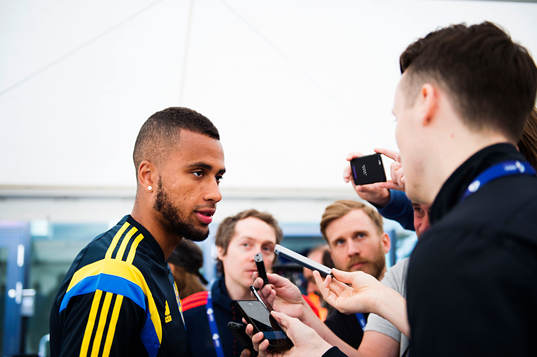 Sveriges Isaac Kiese Thelin pratar med media
