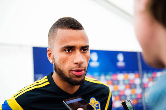 Sveriges Isaac Kiese Thelin pratar med media