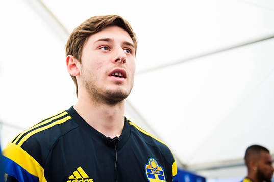Sveriges Arber Zeneli pratar med media