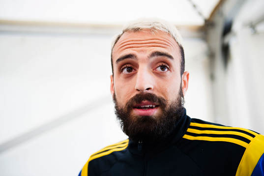 Sveriges Abdul Khalili pratar med media