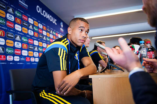 Sveriges Robin Quaison deltar i en presskonferens