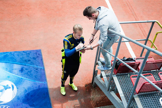 Sveriges målvakt Patrik Carlgren skriver autografer