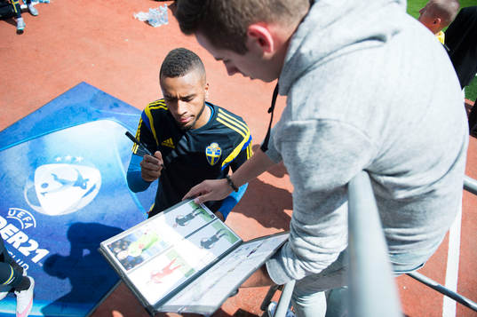 Sveriges Isaac Kiese Thelin skriver autografer
