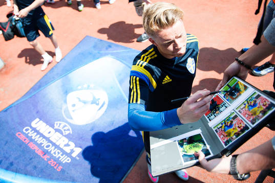 Sveriges Sam Larsson skriver autografer