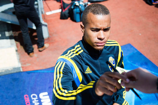 Sveriges Robin Quaison skriver autografer