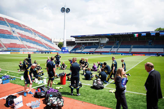 Sveriges spelare samlas på Andruv stadion
