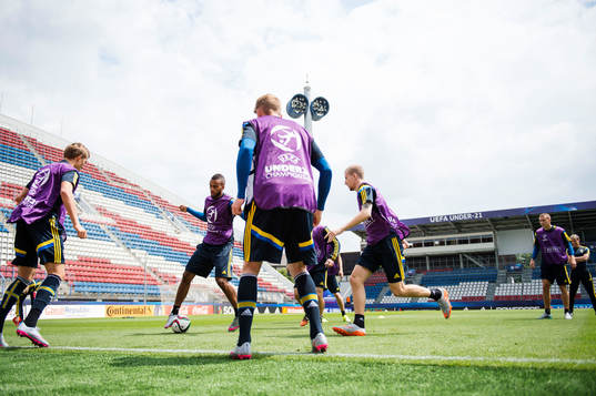 Sveriges Isaac Kiese Thelin och Simon Gustafson